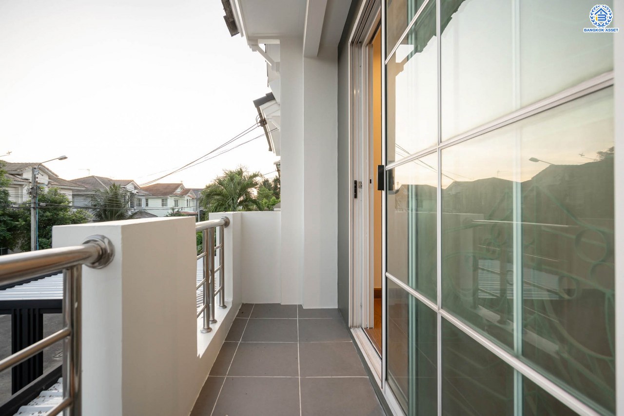 บ้านมือสองตกแต่งใหม่ โครงการ ชลลดา วัดลาดปลาดุก คุณภาพระดับ L&H บนเนื้อที่ 53.5 ตร.ว. ฟังก์ชัน 3 ห้องนอน 2 ห้องน้ำ 2 ที่จอดรถ บนทำเลศักยภาพ เพียง 15 นาทีถึง เซ็นทรัลเวสท์เกต ใกล้รถไฟฟ้าสายสีม่วง "สถานีคลองบางไผ่"